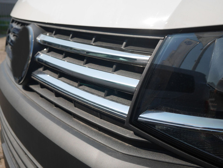 Listwy atrapy przedniej Volkswagen Transporter 2015-2019